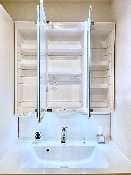 三面鏡の裏に、化粧品や衛生用品などを収納可能。洗面台をすっきりと保ちます!