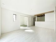 隣接の和室を開放すればさらに広々空間に  