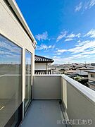 暖かな陽光が降り注ぐバルコニーはお洗濯におすすめ。爽やかな風も心地よいです。 