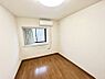 寝室：窓からのやさしい光が心地よいプライベートルーム　※CG加工後