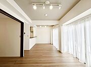 家族一緒にお食事を楽しみたくなる広々リビングダイニング　