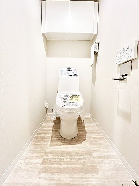 明るく清潔感のあるトイレです。