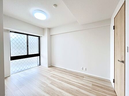 窓からのやさしい光が心地よいプライベートルーム  