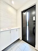 ガラススリットの入った玄関ドアが室内に光を届けてくれます 