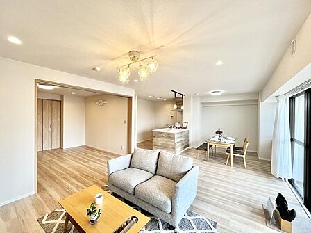 穏やかな陽だまりに包まれる、居心地の良いリビングで家族団らん!