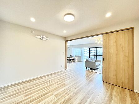 リビングに隣接した洋室。引き戸を開放するとリビングと繋がる憩いの空間に変身!
