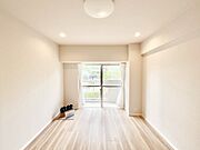 バルコニーに繋がるお部屋は開放感があります。 