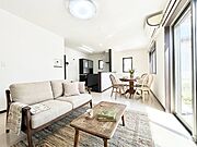 家族の和やかな会話が聞こえてきそう。開放感のあるリビングです。　※家具はCGです