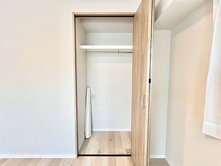 毎日着る衣類もスッキリ収納してくれるクローゼット付きです。
