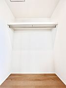 ウォークインクローゼットの活用で生活空間スッキリ