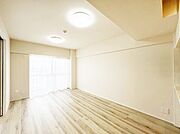 大きな窓からたっぷりの陽光と風を感じられるリビング
