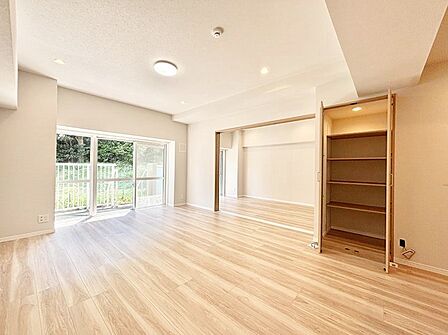 明るい陽光が注ぎ、寛ぎの雰囲気に満たされるリビングダイニング