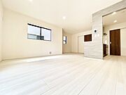 明るい陽光が注ぎ、寛ぎの雰囲気に満たされるリビングダイニング