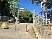 上峰町立上峰小学校町の中心に位置し、隣には幼稚園や保育園、すぐ近くには町役場等あり、安心して生活できる環境です。 910m