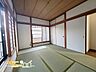 室内：洋室隣接する和室は、畳ならではの心地よさが魅力。バルコニーに面し、自然光を感じながら過ごせる快適な空間です。 