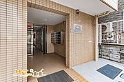 落ち着きのある美しいエントランス。安心してお住まいいただける、心地よい住まいの入口です。