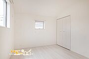 全居室二面採光を採用し、二方向の窓から光と風を取り込む心地よい住空間。小窓は採光や換気を補いながら、家具配置のしやすさにも配慮された設計です。