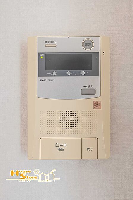 来訪者の姿を映像で確認できるTVモニター付きインターホンを設置。防犯面にも配慮された安心感のある設備です。