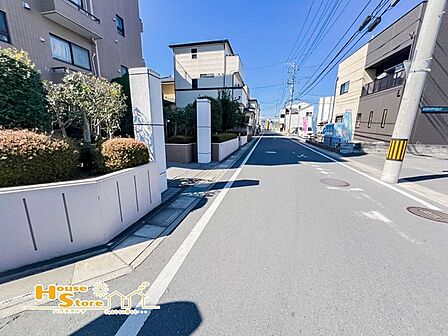 周辺は交通量の少ない住宅街なので小さなお子様のいるご家庭でも安心です。商業施設や教育施設も徒歩圏内で生活利便性良好♪ 