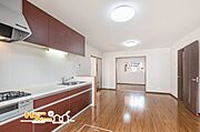 キッチンと一体感のあるダイニングは、料理をしながらでも居る人の様子が分かる設計。家事を分担しやすく、会話も弾む快適な空間です。 