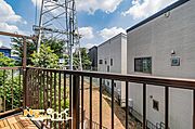 広々とした南向きバルコニーはたっぷりの陽光に恵まれ、青空の下でお洗濯物もお布団もフカフカに乾かせます♪ 