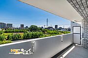 周囲に高い建物が少ないため陽当たりや開放感に恵まれ、緑を感じながら気持ちよくお過ごしいただけます。バルコニーは奥行きにもゆとりがあり、洗濯物干しなどの作業もしやすい快適な空間です。