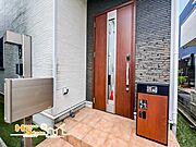 宅配ボックスがあれば、外出中でも荷物を受け取れるうえ、置き配の盗難リスクも避けられるため安心です。また、配送時間を気にせず利用でき、再配達の手間も軽減できます。 