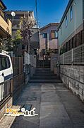 JR京浜東北線『与野』駅利用可能な閑静な住宅地。敷地内には大切なお車を1台しっかり駐車できるスペースも備わっており、快適なカーライフを叶えます。
