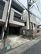 埼京線『南与野』駅まで徒歩約10分。通勤・通学にも利用しやすい立地で、新宿駅まで約30分と都心方面へのアクセスも良好。毎日の移動を快適にサポートしてくれる住環境です。