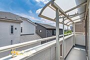 南東向きのバルコニーは、豊かな採光に恵まれた明るい空間。洗濯物も乾きやすく、日々の暮らしを快適にサポートしてくれます。