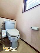 温水洗浄便座付きで快適にお使いいただけるトイレ。換気窓付きのため空気の入れ替えもしやすく、毎日気持ちよくご利用いただけます。