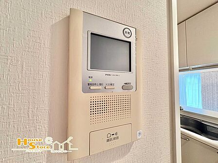 モニター付きインターホンがあれば、訪問者の確認がひと目ででき、防犯面でも安心です。玄関まで出る必要がないので、一人暮らしやお子様だけのお留守番の際も安心です。