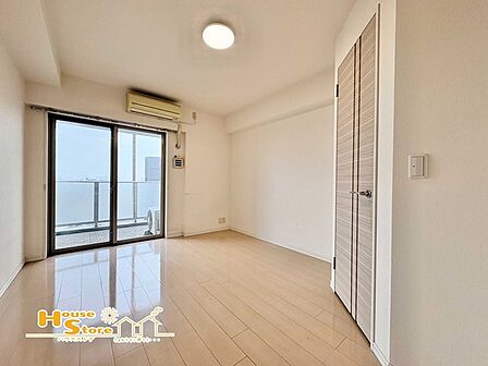 7帖主寝室はべッドや家具を自由に配置しやすくお部屋のインテリアにこだわることができます。キレイな間取りのため、自分好みのレイアウトで様々な空間づくりを楽しむことができます。