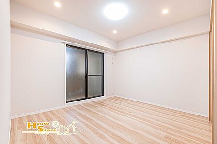 広々とした約7.5帖のお部屋は、ベッドや家具をゆったり配置できる嬉しい広さ。寝室としてはもちろん、ワークスペースや趣味の部屋など、ライフスタイルに合わせて幅広く活用できます。 
