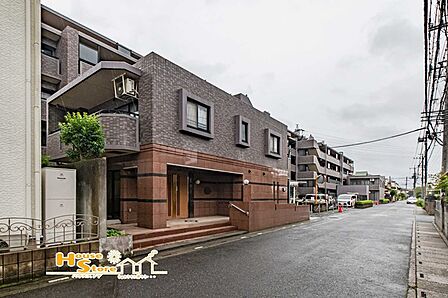 東武伊勢崎線「草加」駅徒歩15分、閑静な住宅街に佇むマンション。スーパー・コンビニ・病院・郵便局など生活に便利な施設が徒歩圏内に揃う、利便性の高い住環境です。