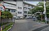 周辺：草加市立両新田小学校（700m）