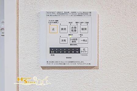 浴室乾燥機を備え、洗濯の自由度が広がる住まい。帰宅が遅くなった日にも室内で洗濯物を乾かしやすく、梅雨や冬場など外干ししにくい季節にも重宝する便利な設備です。