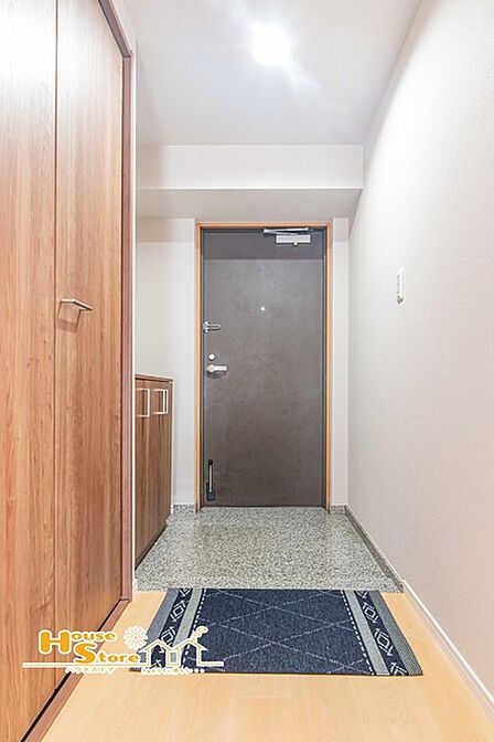 シューズボックスが設置された玄関なら、靴をすっきり収納でき、おうちの顔としてふさわしい清潔感を保てます。