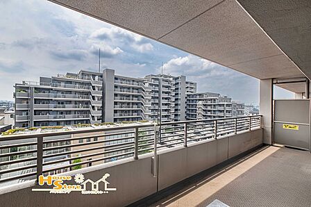 広々としたL字バルコニーは、大きなシーツや洗濯物も一度に干せる設計。4部屋から出入りでき、日々の家事も効率的に行えます。