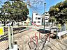 周辺：公園が近く、子育て家族に嬉しい緑豊かな環境です