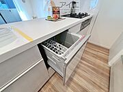 手に優しい、後片づけおまかせの食洗機。ママも食後のだんらんに加われます