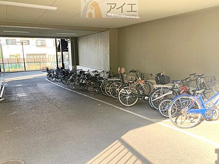 広々スペースの駐輪場はご家族の自転車を置くことができます