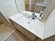 三面鏡にハンドシャワー付き、使いやすい洗面台