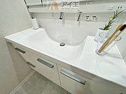 三面鏡にハンドシャワー付き、使いやすい洗面台