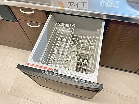 手に優しい、後片づけおまかせの食洗機。ママも食後のだんらんに加われます