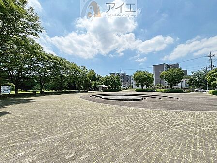 公園が近く、子育て家族に嬉しい緑豊かな環境です