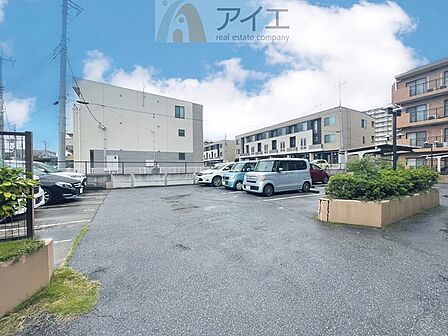 駐車場があるため車通勤の方にも安心なマンションです(要空確認)