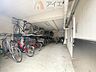 その他：広々スペースの駐輪場はご家族の自転車を置くことができます