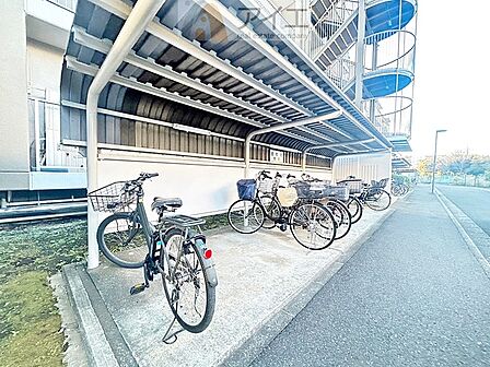 広々スペースの駐輪場はご家族の自転車を置くことができます