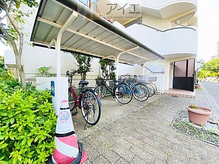 広々スペースの駐輪場はご家族の自転車を置くことができます